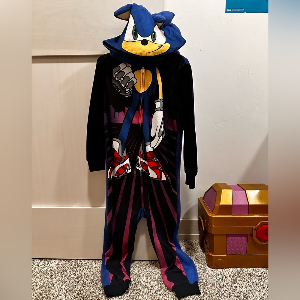 Sonic the Hedgehog zip-up onsie - size 6